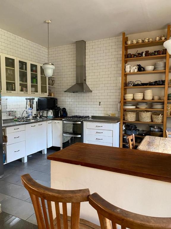 Hermosa casa con jardin y pileta - 5