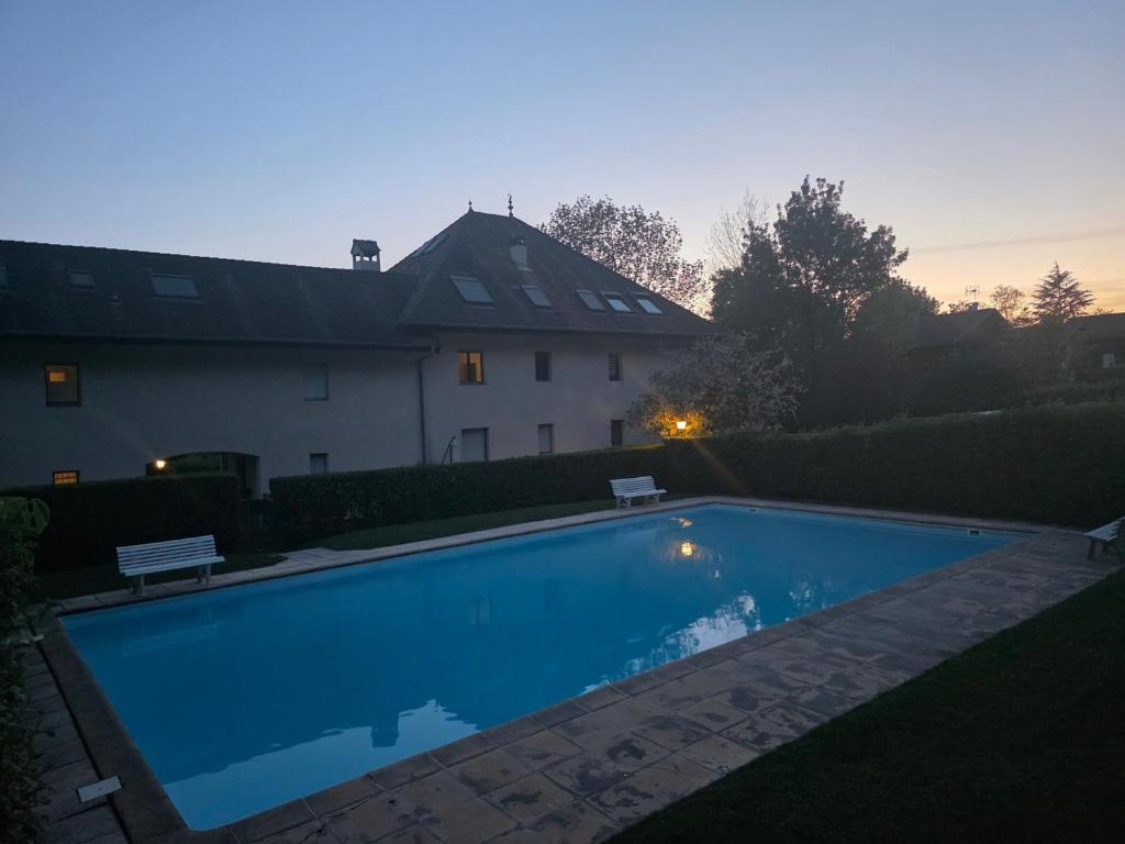 Confort moderne avec piscine et jardin, proche lac - 1