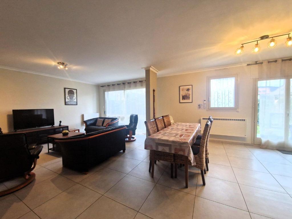 Confort moderne avec piscine et jardin, proche lac - 5