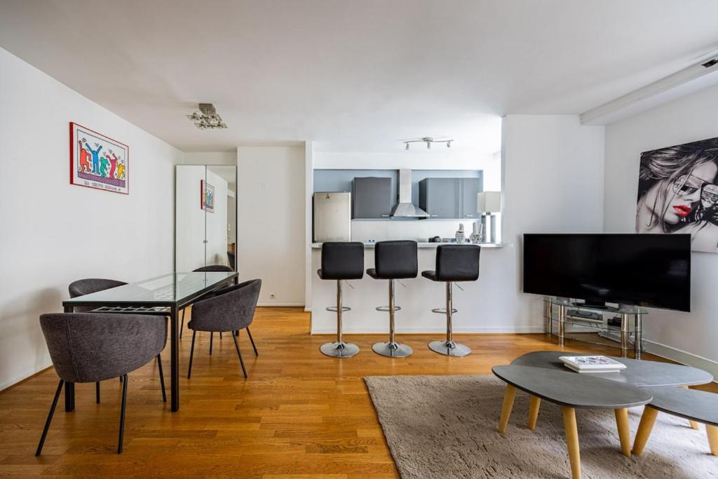 Arc de Triomphe-Bail Mobilité-1 large bedroom - 3