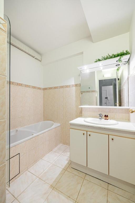 Arc de Triomphe-Bail Mobilité-1 large bedroom - 5