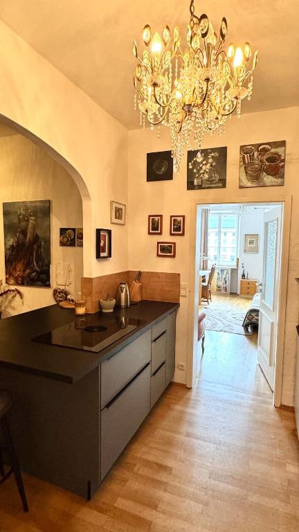 Artists Home on Marienplatz with Town Hall View - 3