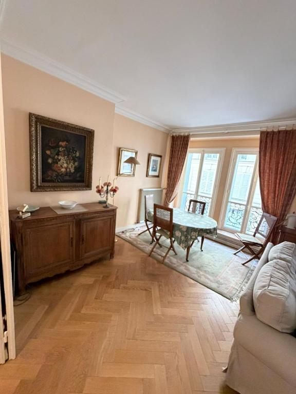 Authentic Parisian Apartement with 2 bedrooms - 2