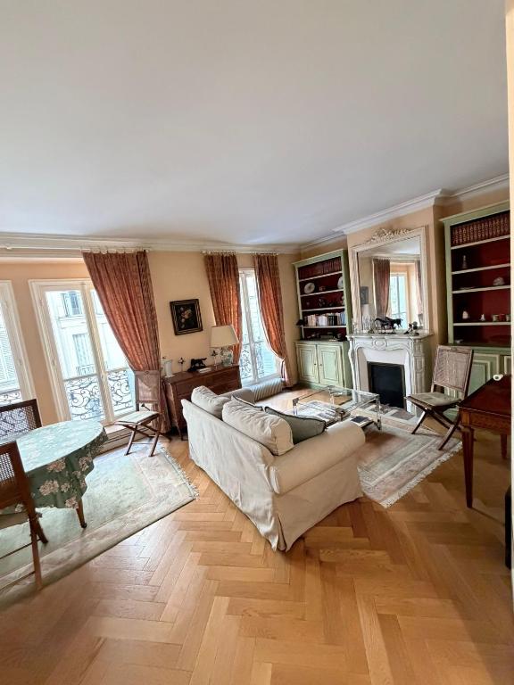 Authentic Parisian Apartement with 2 bedrooms - 1