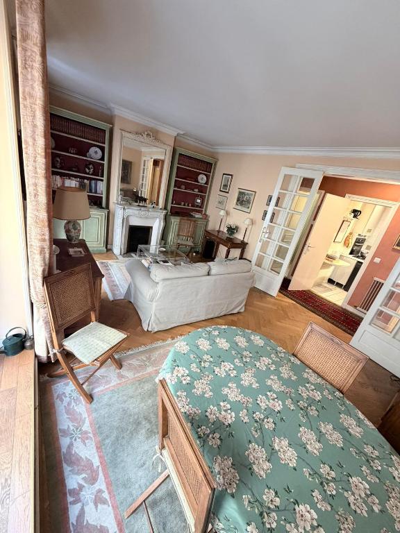 Authentic Parisian Apartement with 2 bedrooms - 3