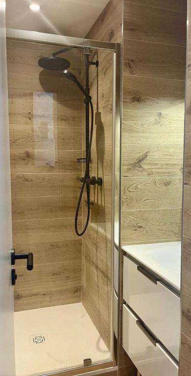 Residence Les Olympiades, Ski In-Out with WiFi in Val Thorens, "V19, V20, V21" by Versant Collection - 3