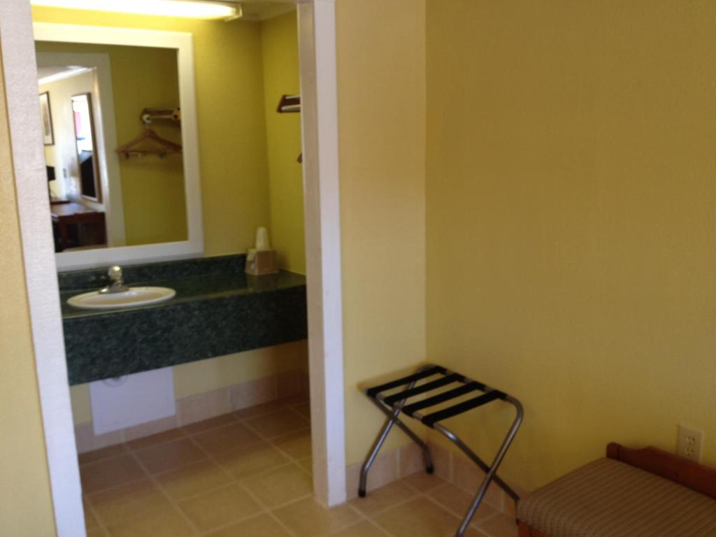 Americas Best Value Inn & Suites Conyers Photo 24