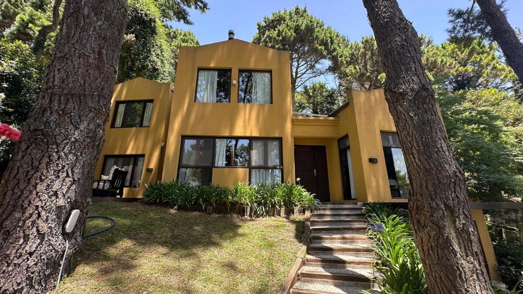 Casa en pleno bosque en Golf Nuevo Pinamar - 2