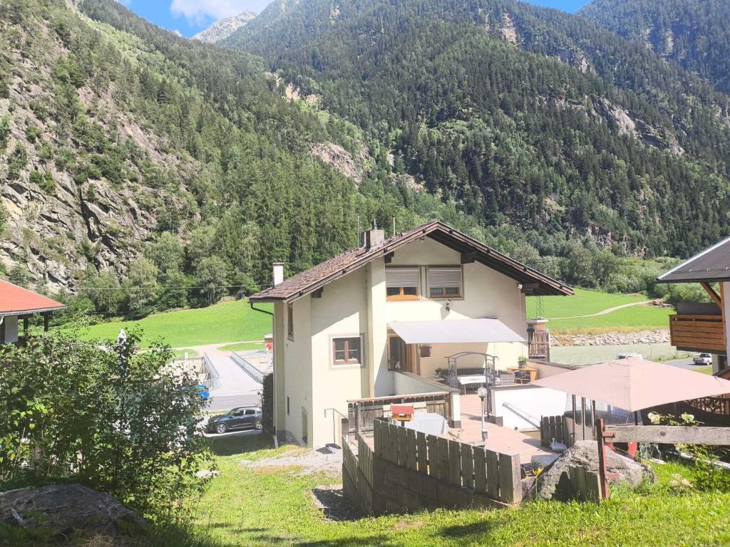 Apartment Martha in the Ötztal valley with mountain views - 1