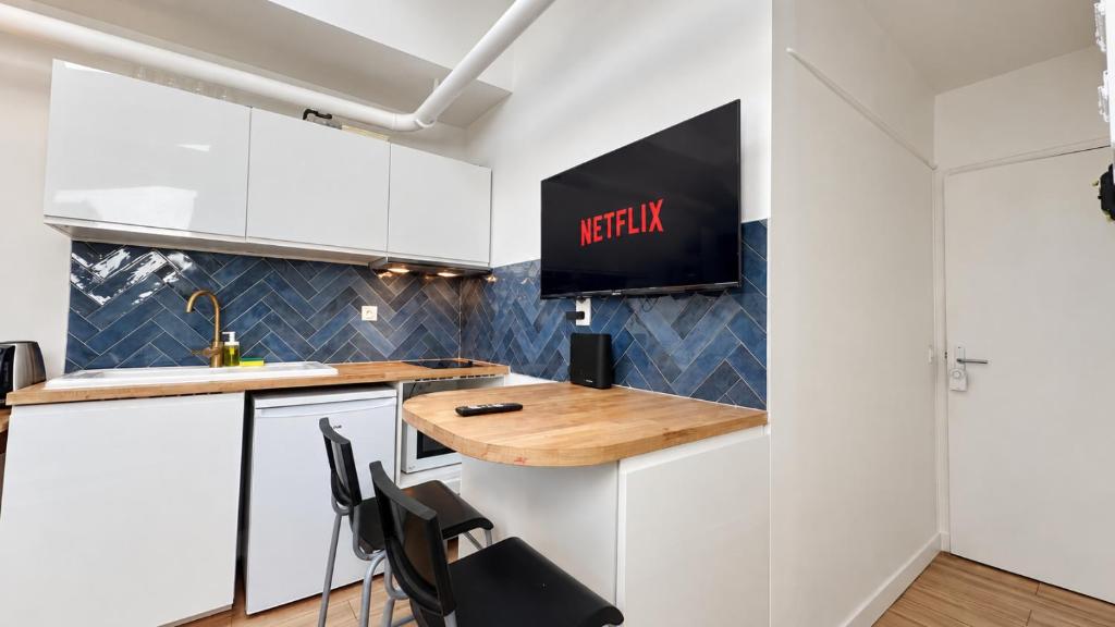 1BR Apartment in Vibrant Latin Quarter with Netflix - 3