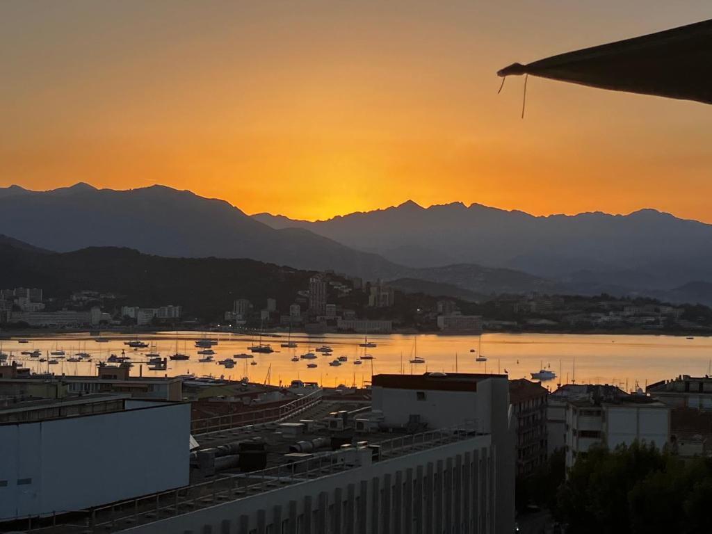 Très bel appartement avec terrasse de 87m2 avec une superbe vue panoramique sur la baie d Ajaccio - 4