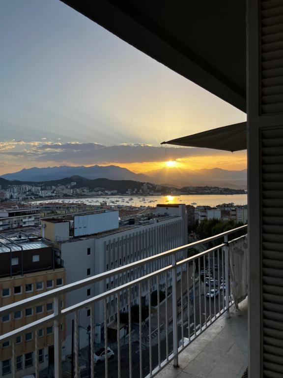 Très bel appartement avec terrasse de 87m2 avec une superbe vue panoramique sur la baie d Ajaccio - 3