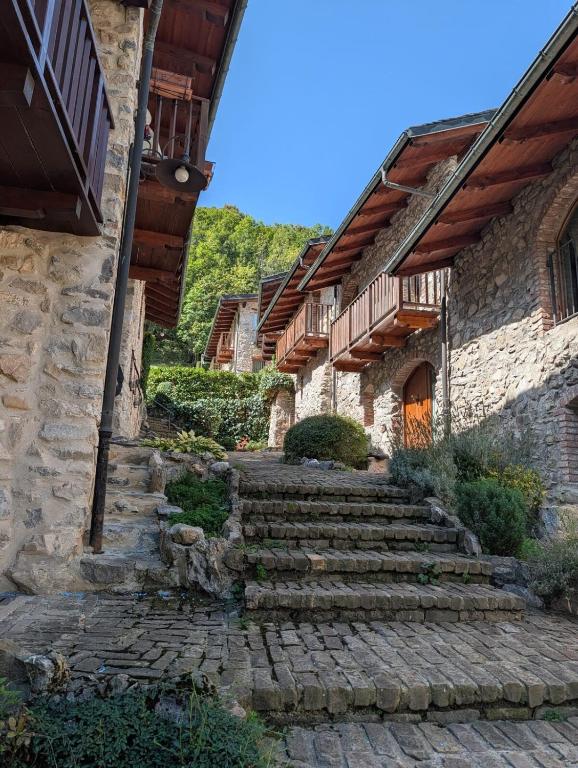 Casa di montagna in pietra con giardino privato - 1
