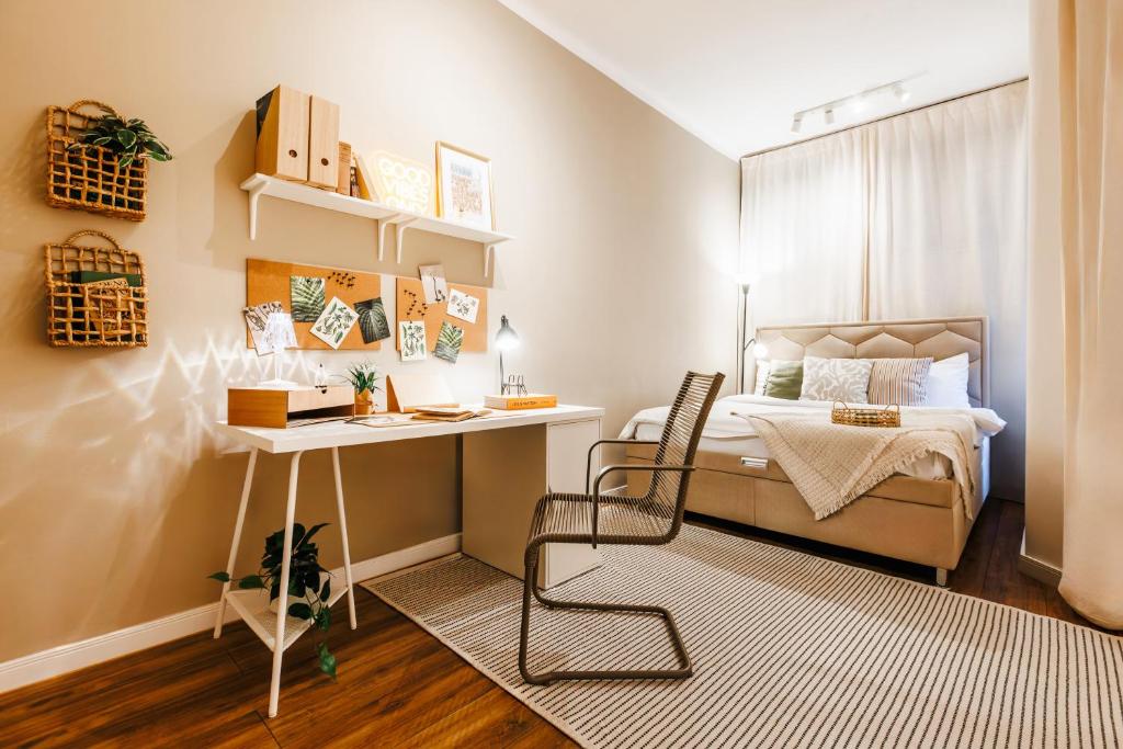 Art Home with balcony, 5 min to Republic Square - 2