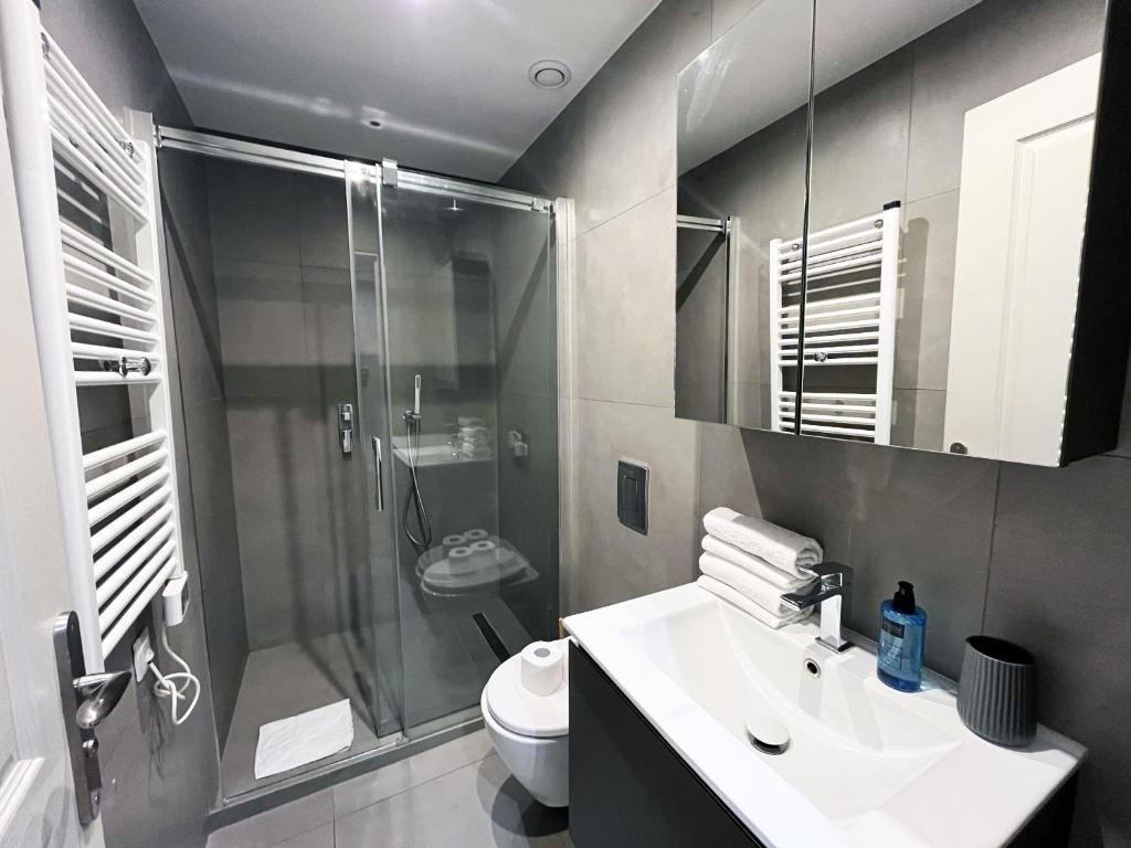 UrbanFlat 78 - 3-Bedroom Apartment for 11 Heart of Le Marais Republique - 4