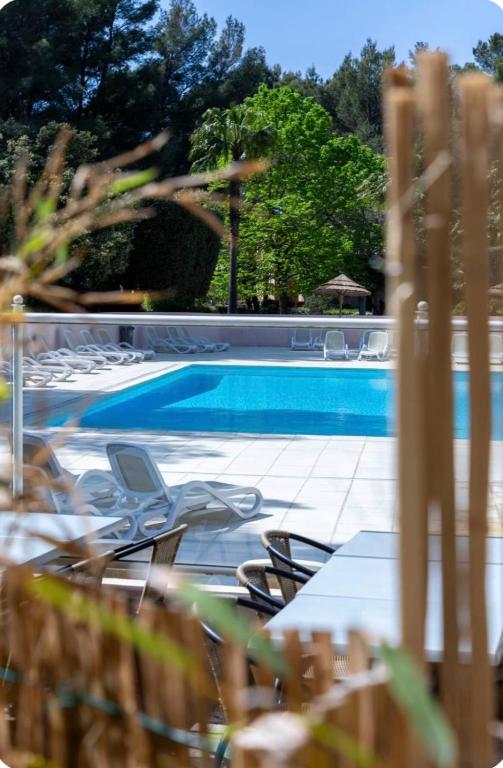 Appart avec grande terrasse piscine et mer à pied - 1
