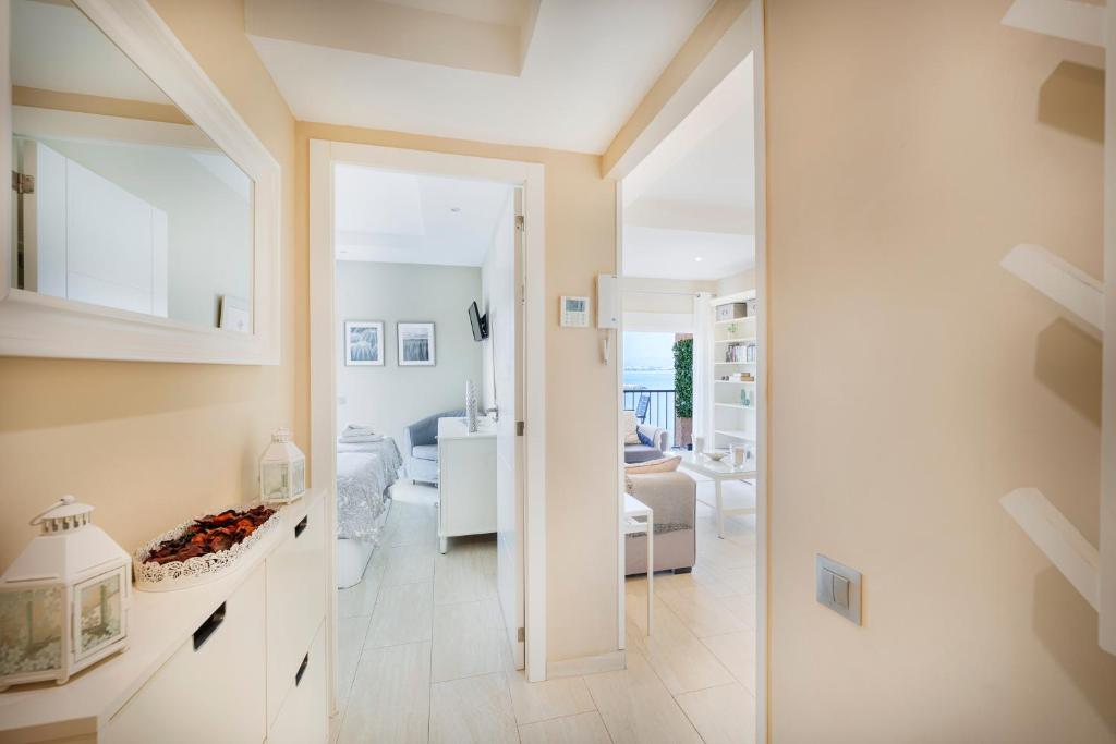 Fuengirola. Bonito apartamento en Paseo Marítimo. Espectaculares vistas al mar. Primera línea - 2