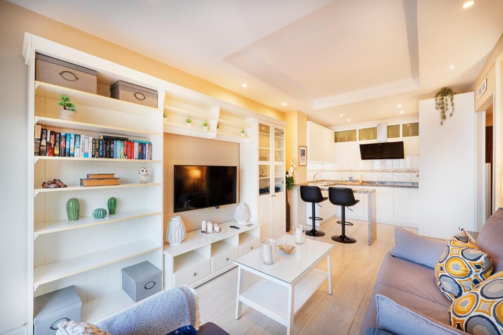 Fuengirola. Bonito apartamento en Paseo Marítimo. Espectaculares vistas al mar. Primera línea - 3