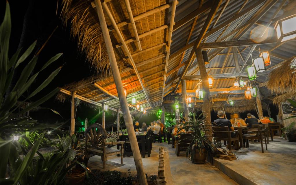 Restaurant, Lazy Days Bungalows in Koh Lanta