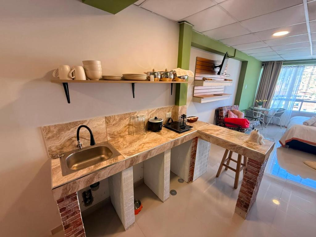 Modern City Loft5 Kitchen Elevator Sleeps 4 - 4