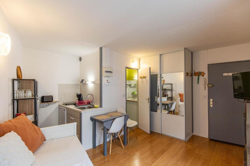 Studio en hyper centre, au pied des télécabines, calme avec un accès aux Bains du Rocher par jour pour une personne - 4