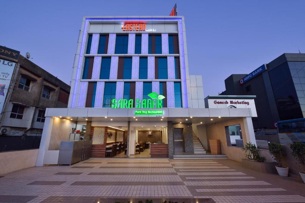 2. 더 이스턴 호텔..