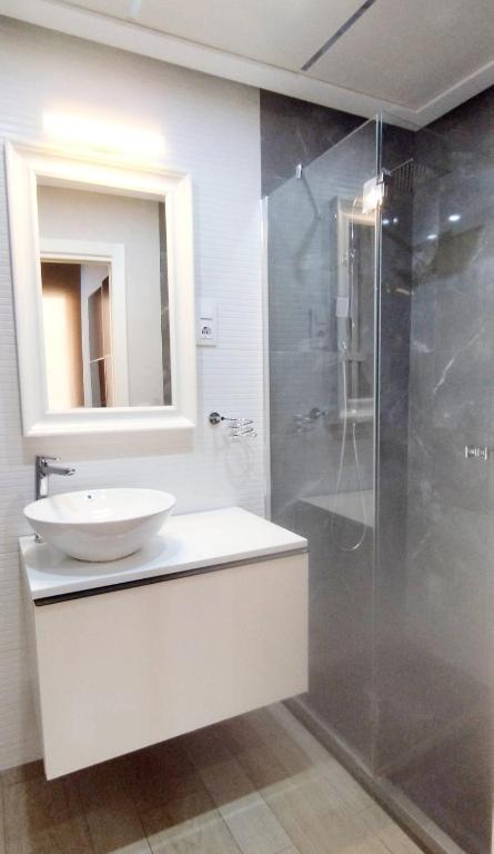 PICASSO - Quiet Renovated Apartment with Oven and Dishwasher and Lift - Steps from Calle San Miguel - 2