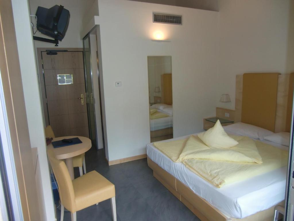 Beach Hotel Du Lac Malcesine — Hotel rooms in Malcesine, Veneto