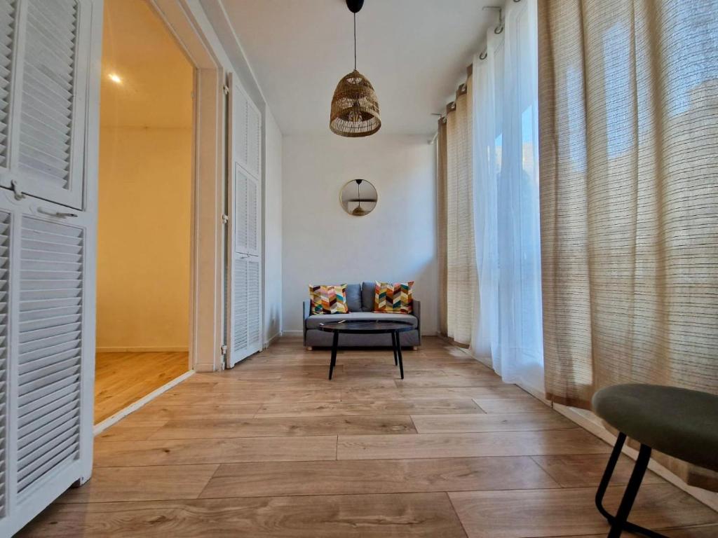 Chic Riviera Apartment Near Promenade des Anglais - 1