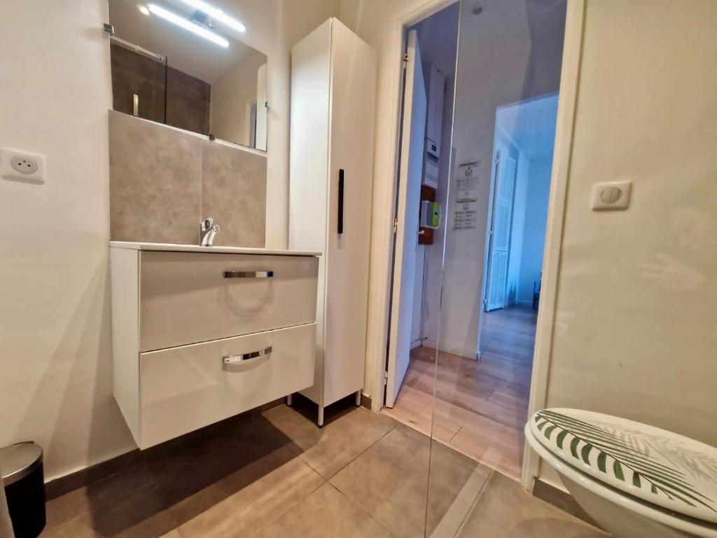 Chic Riviera Apartment Near Promenade des Anglais - 4