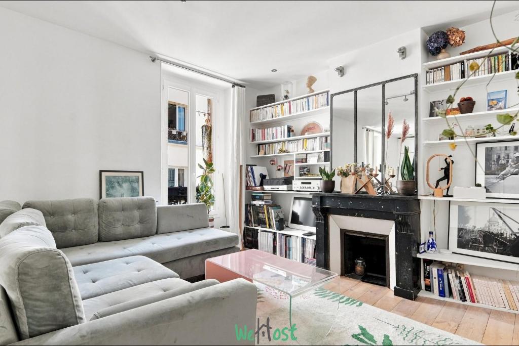 Parisian Charm at the Foot of Sacré-Cœur - 2