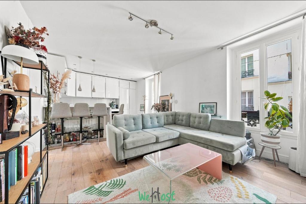Parisian Charm at the Foot of Sacré-Cœur - 1