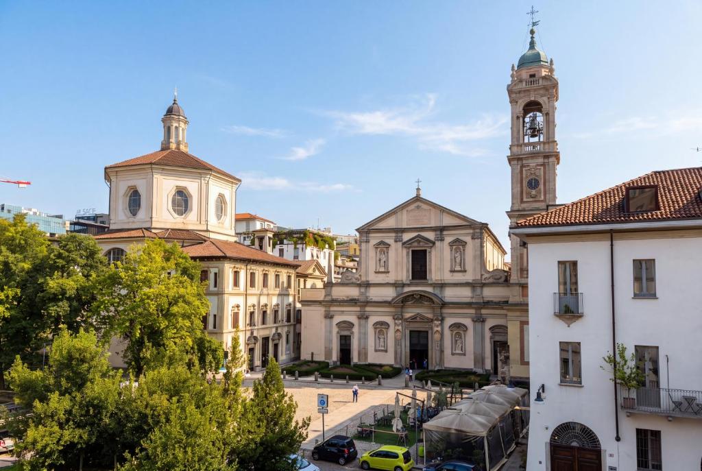 Santo Stefano Square and Duomo View - 4