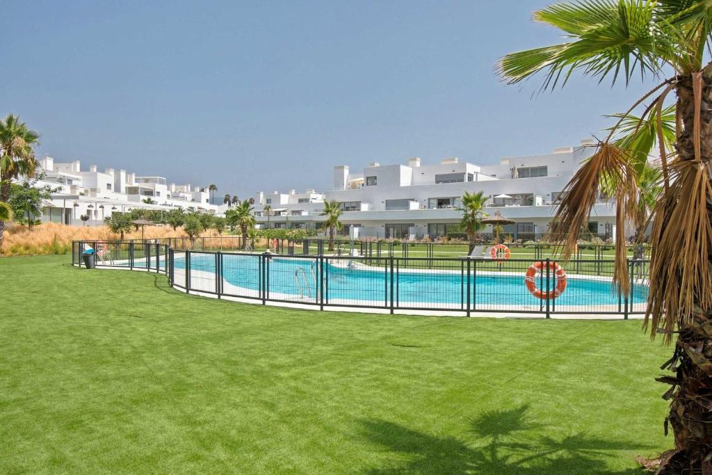 Pool-FREE parking-Close to beach-spacious yard - 2