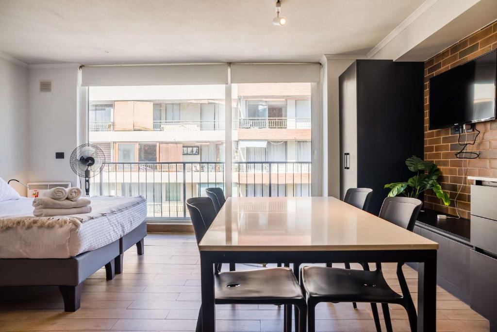 Modern Studio Pool Gym Balcony & City Views - 1