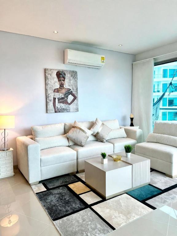 Luxurious 3-Bedroom Apartment with Shared Pool in Bolvar - 1