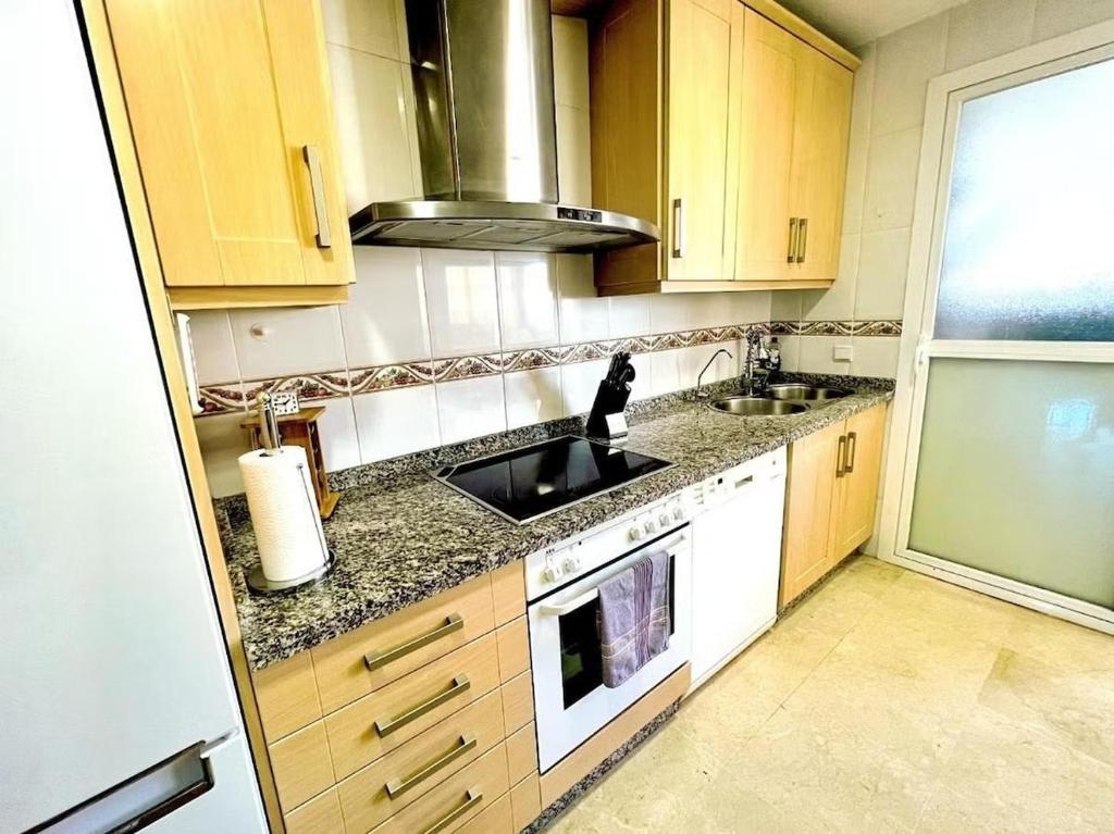 Spacious 3-Bedroom Apartment with Padel and Free Parking - 5