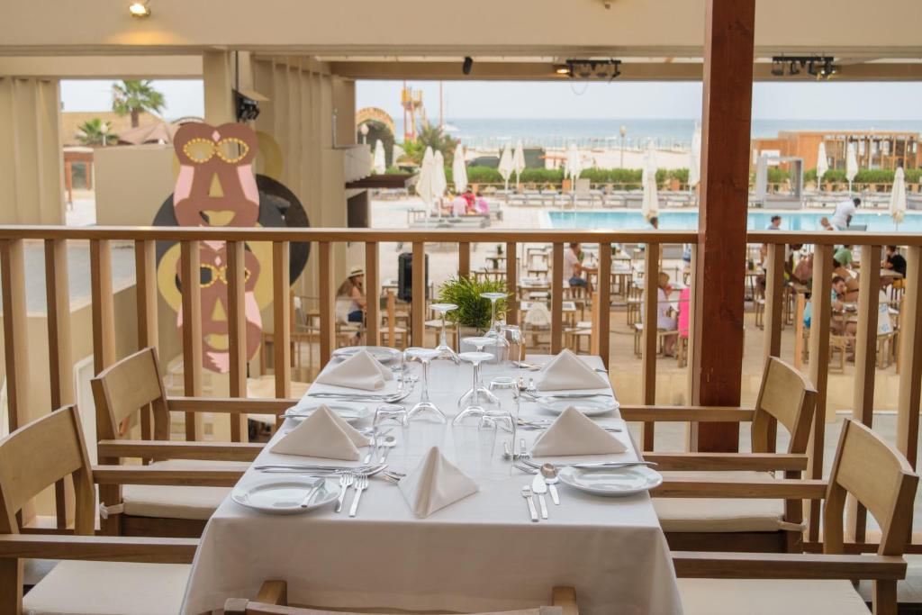 Oasis Salinas Sea — Restaurant & bars in Santa Maria