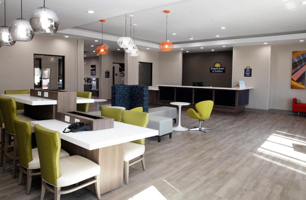 Shared lounge/TV area, Days Inn & Suites by Wyndham Houston NW Cypress in Houston (TX)