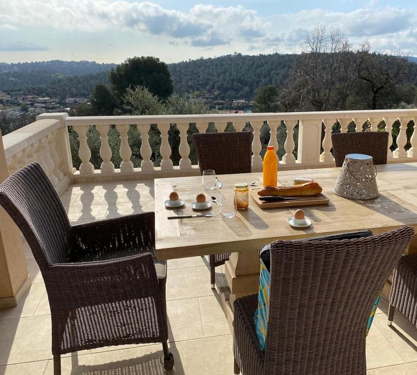 Exklusive Villa mit privatem Pool und Panoramablick - 2