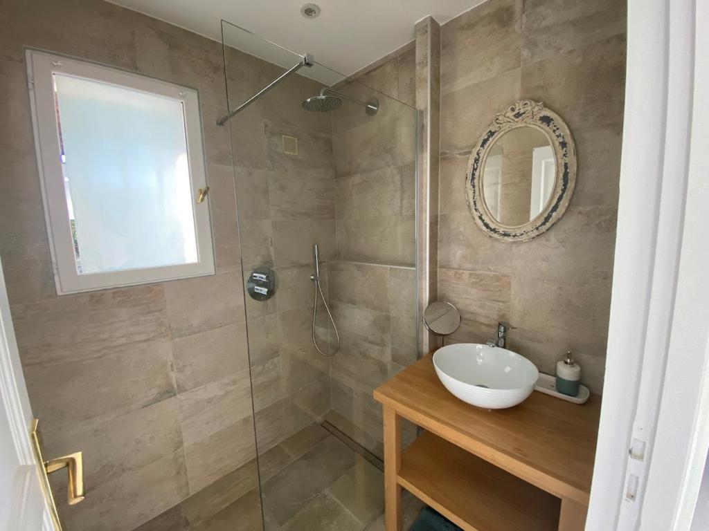 Exklusive Villa mit privatem Pool und Panoramablick - 4