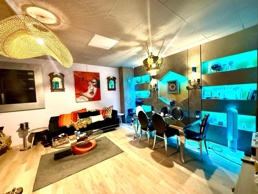 HOSTEL Pepper-Gold -PEDESTRIAN STRETT-3 minutes from marine -very spacious room -BED ROOMS 8 GUEST 55 M2 AND 8 GUEST 65 M2 - 1
