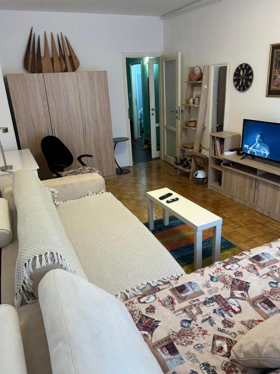 Apt 1944 - 1