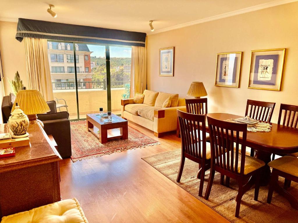 Spacious beachfront and steps from the mall - 3