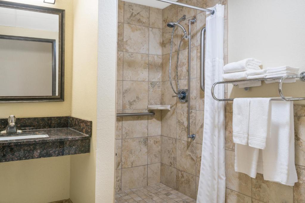 Days Inn & Suites by Wyndham Baxter Brainerd Area photo