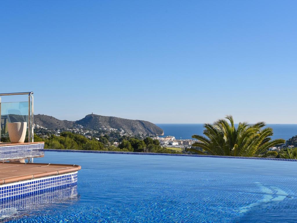 Unique villa in Moraira with infinity pool - 4