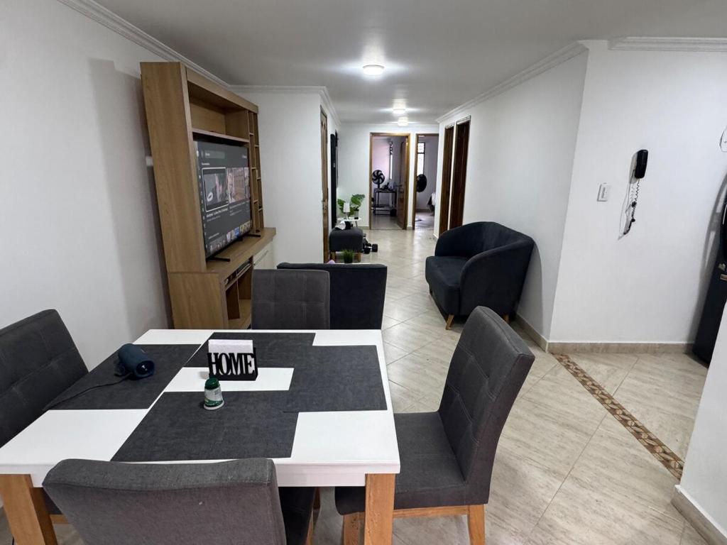 Cómodo apartamento 2do piso a pasos del estadio - 5