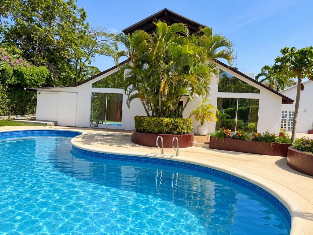 Villa boutique con piscina y vehículo - 3