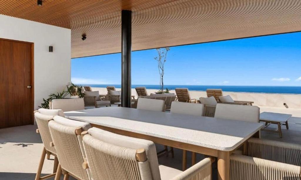 Lux Oceana 2BR 3BA Rooftop Pool Ocean Views - 4