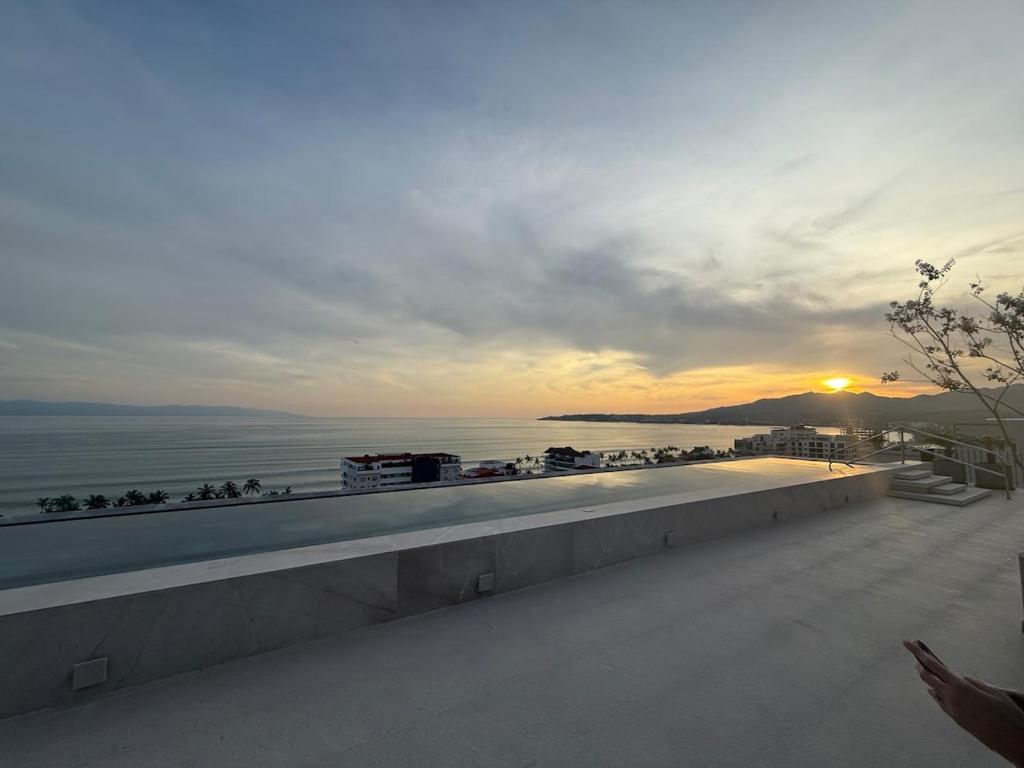 Lux Oceana 2BR 3BA Rooftop Pool Ocean Views - 5